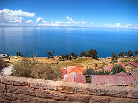 Isla Taquile - v&yacute;hled na jezero Titicaca