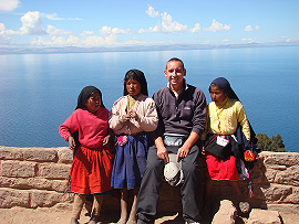 P&aacute;ja v oble�en&iacute; domorod&yacute;ch d�v�at