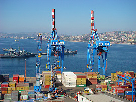 p�&iacute;stav ve Valparaisu, v pozad&iacute; Vi�a del Mar